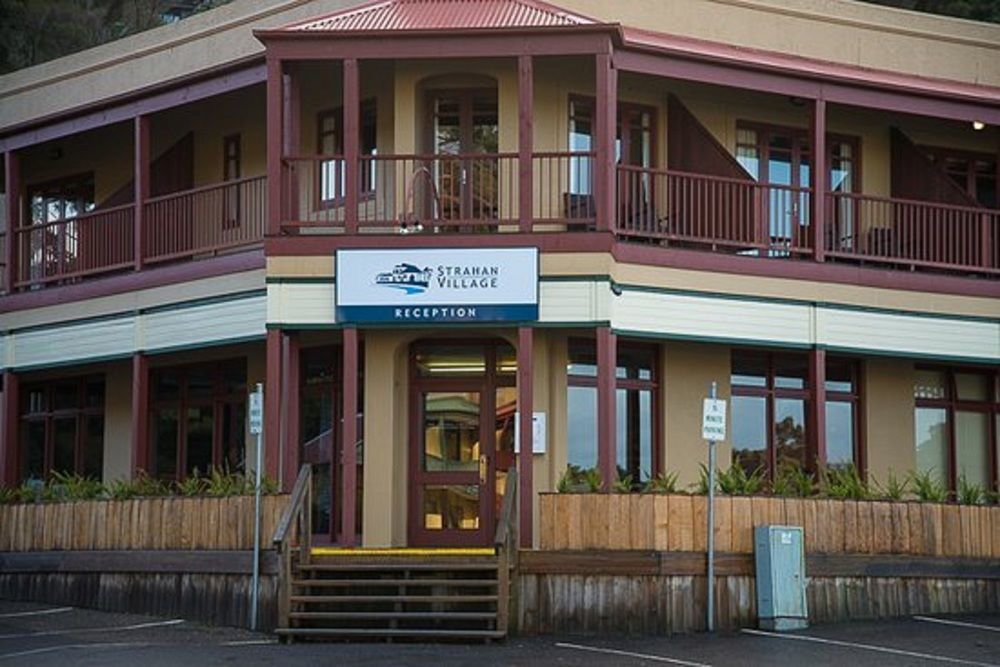 Strahan Village Esterno foto