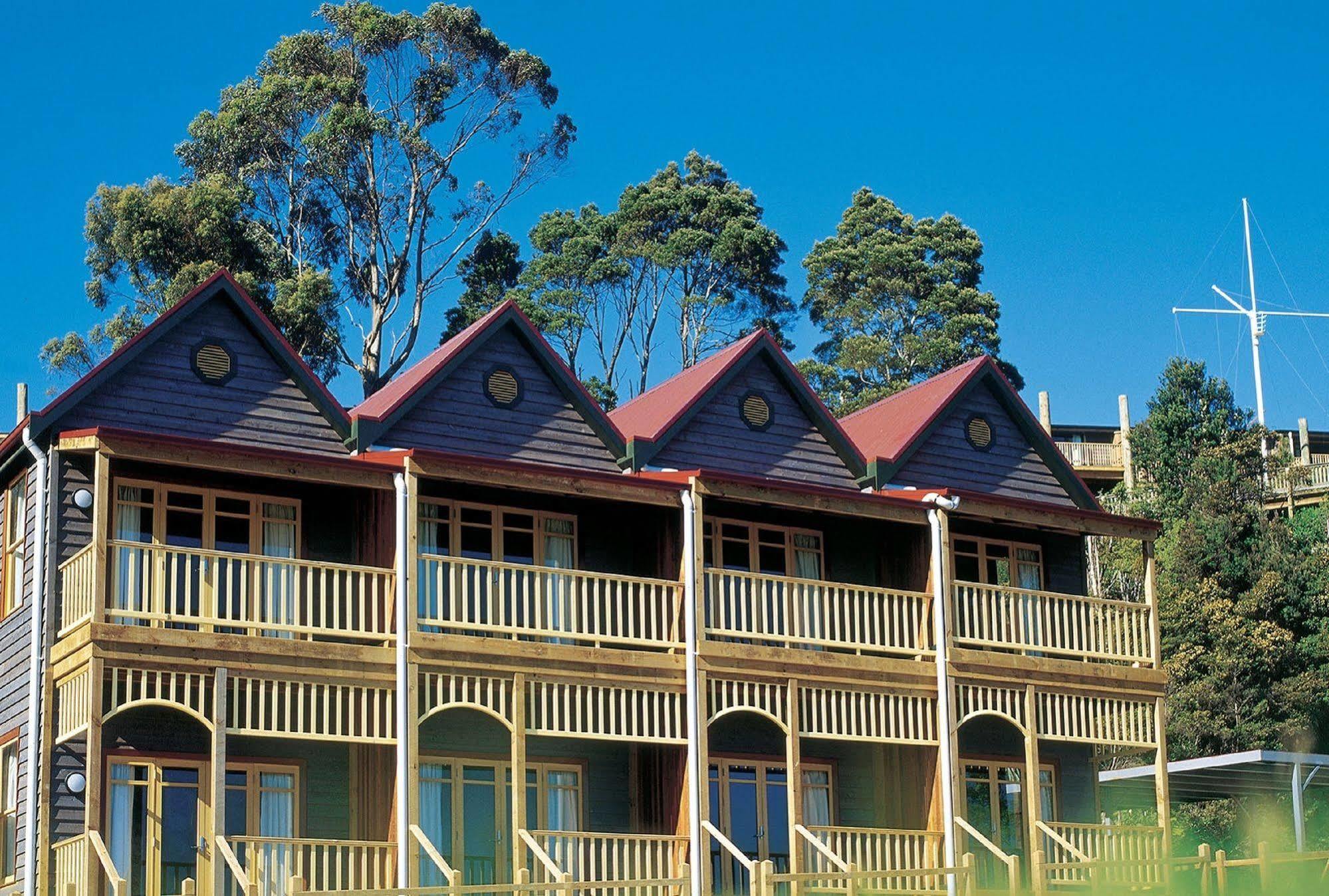Strahan Village Esterno foto